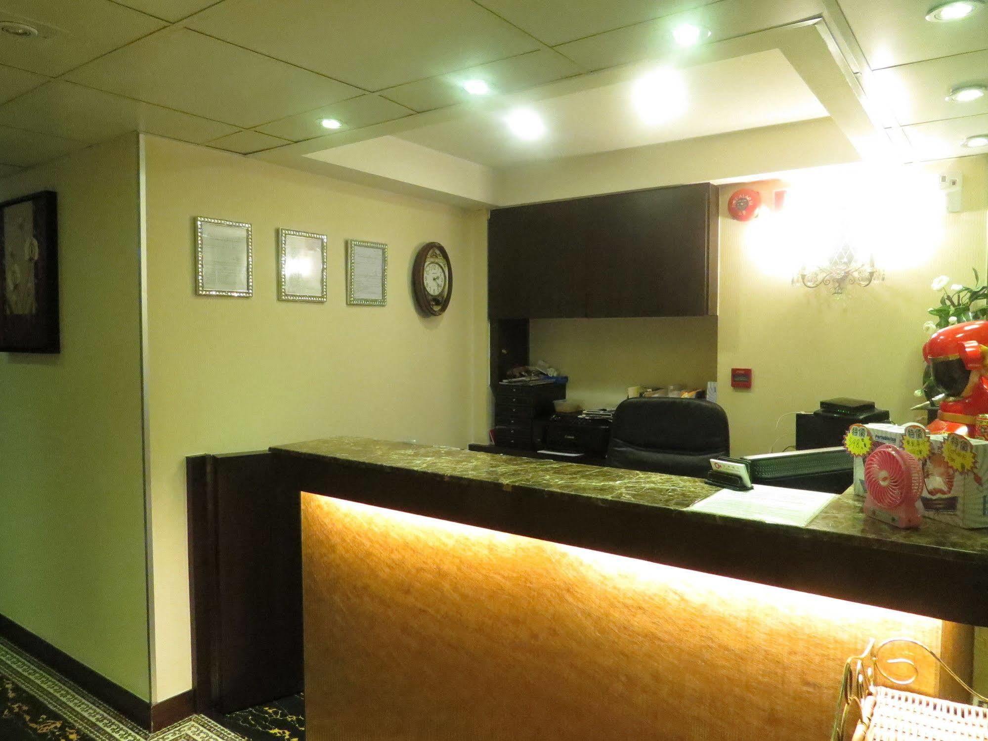 California Hotel Гонконг Экстерьер фото